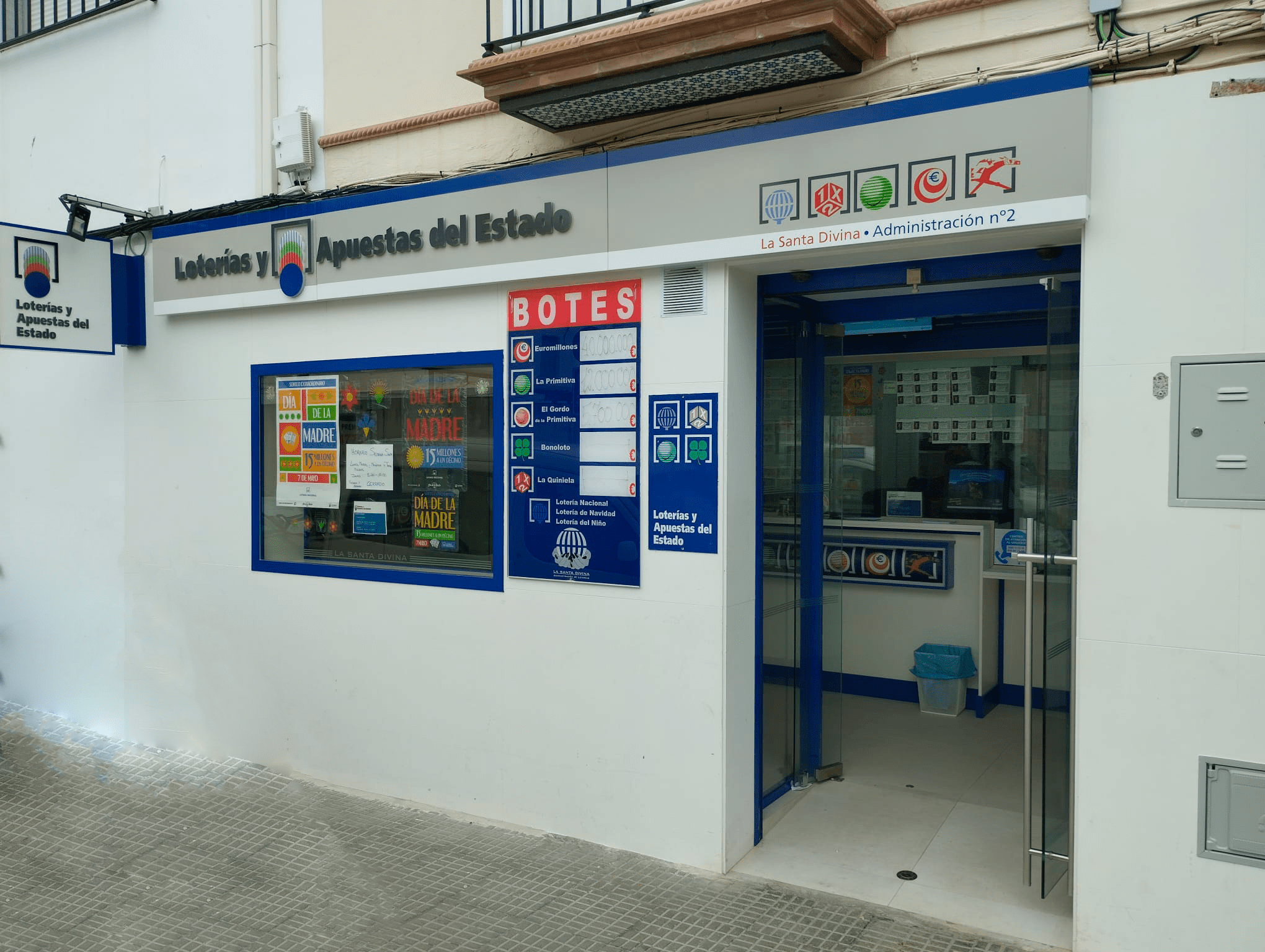 Fachada Administración de Loterías La Santa Divina Fachada de nuestra Administración de loterías La Santa divina, te esperamos en la calle luchador numero 5 de la puebla de cazalla en Sevilla.